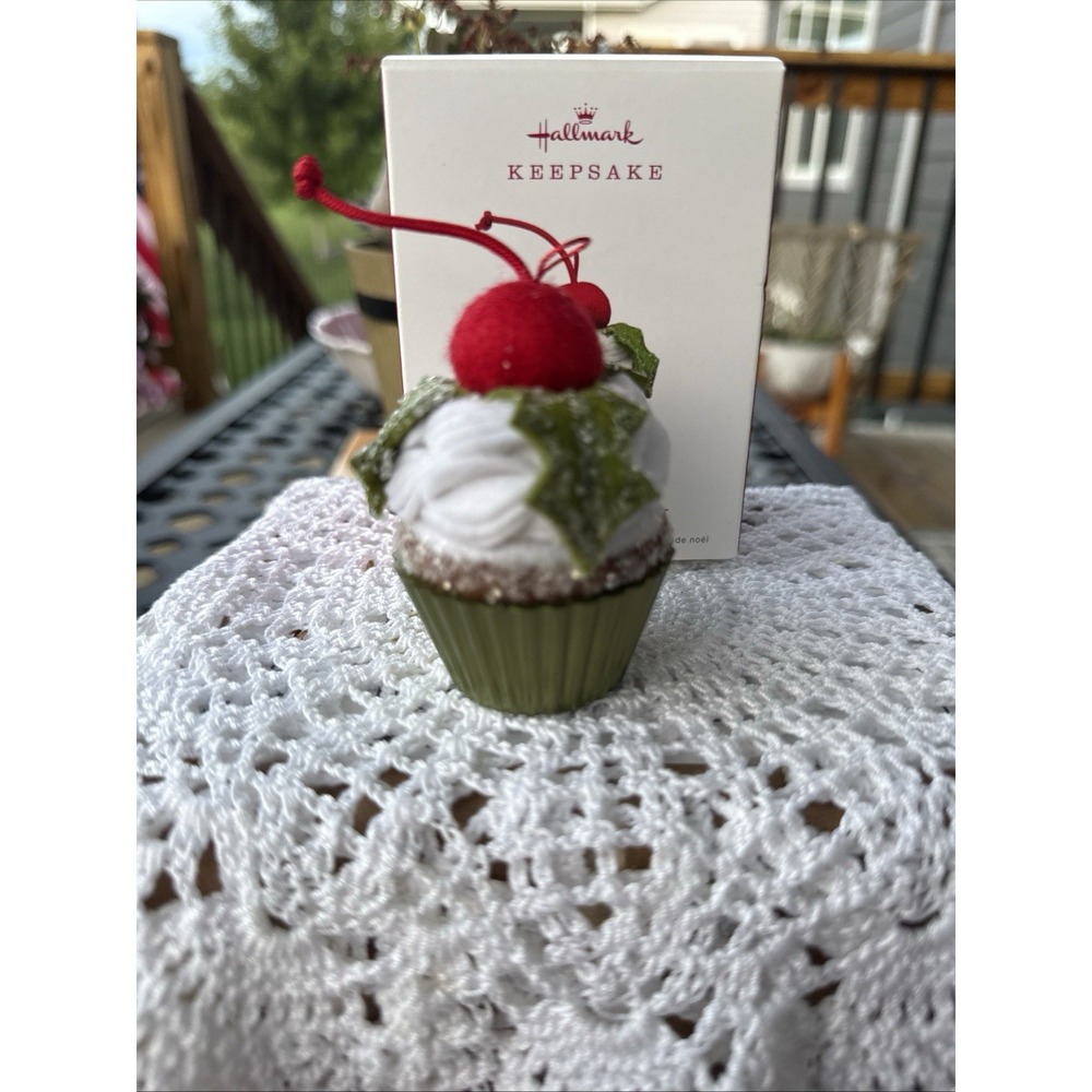 CHRISTMAS CUPCAKES Hallmark 2018 Holly Jolly Delight‎ 2018 Cup Cake Ornament 9th